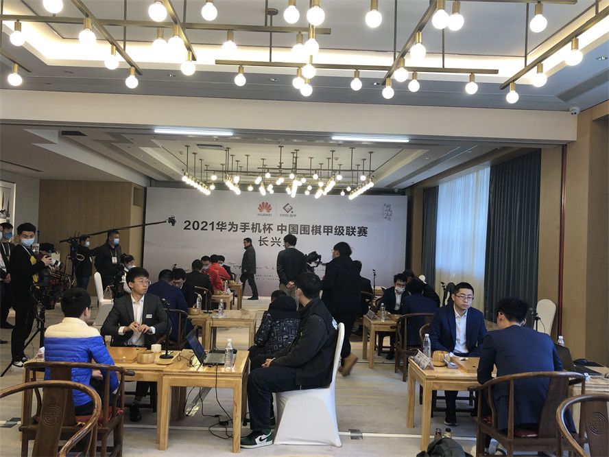 关于皇马冬窗是否会进行引援的话题，三名来自塞尔电台的记者给出了一致的答案，他们三人均认为皇马不会在这个转会窗进行引援 。